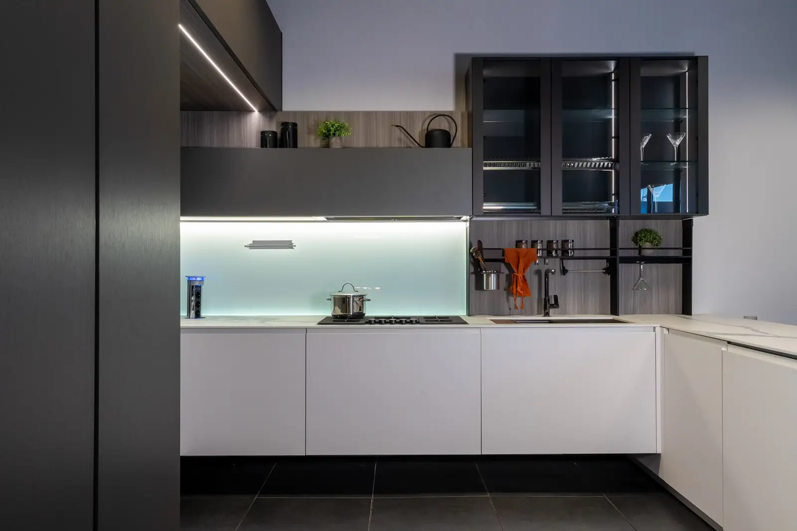 cucina-mesons-su-misura-pensili-vetrina